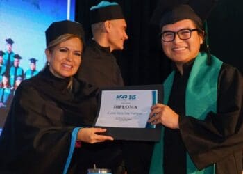 Motiva Lili Campos a graduados de la Universidad Tecnológica de la Riviera Maya