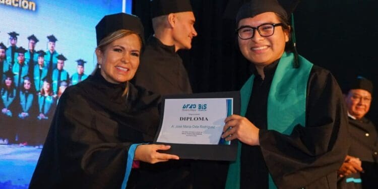 Motiva Lili Campos a graduados de la Universidad Tecnológica de la Riviera Maya