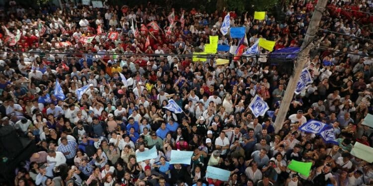 Solidaridad con Lili Campos; cuatro mil personas la respaldaron en su registro como aspirante a la alcaldía