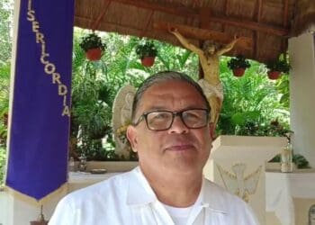 Tras el carnaval, acude gente de Playa del Carmen a las iglesias por el miércoles de ceniza