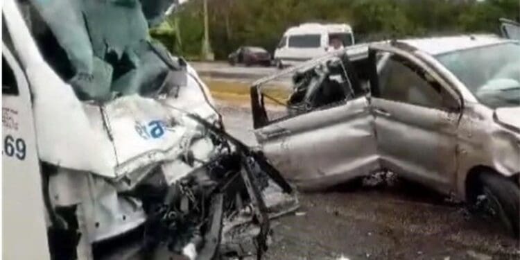 Tras fuerte accidente, piden a conductores moderar la velocidad cuando hay pavimento mojado
