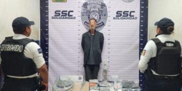 Descubren a estadounidense robando una tienda en Playa del Carmen; policía lo detiene