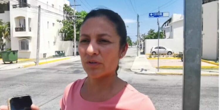 Alertan ciudadanos por mal estado de postes de luz de la avenida 40 de Playa del Carmen