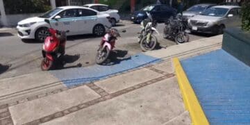 Captan a motociclistas obstruyendo la rampa para personas con discapacidad en IMSS de Playa del Carmen