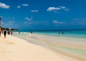 Costas libres de sargazo reciben a los vacacionistas en Playa del Carmen durante Semana Santa