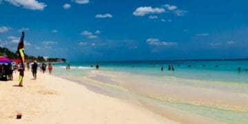 Costas libres de sargazo reciben a los vacacionistas en Playa del Carmen durante Semana Santa