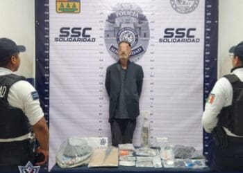 Descubren a estadounidense robando una tienda en Playa del Carmen; policía lo detiene