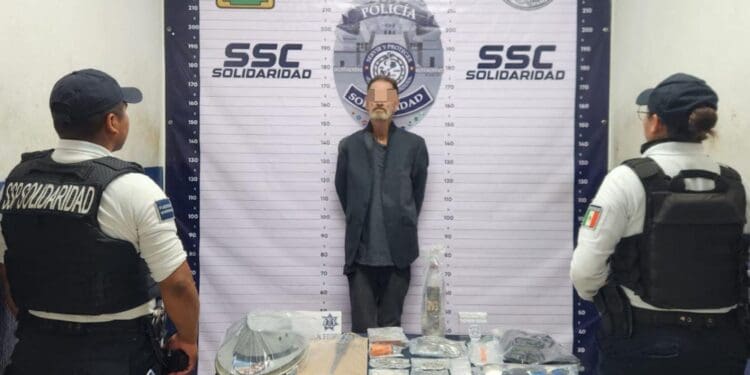 Descubren a estadounidense robando una tienda en Playa del Carmen; policía lo detiene