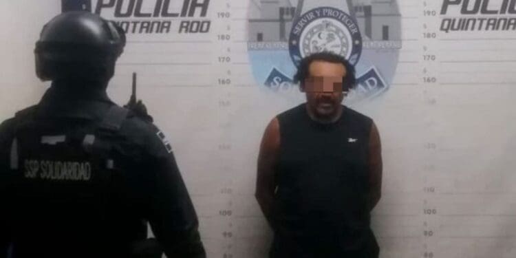 Detienen a hombre en posesión de un arma de fuego y droga en Playa del Carmen
