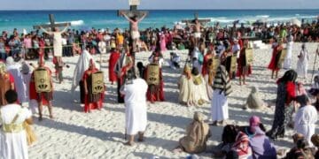 Extranjeros podrían participar en viacrucis de Playa del Carmen por primera vez