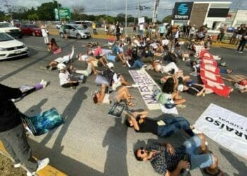 Protestan ambientalistas contra el Tren Maya en Playa del Carmen bloqueando la carretera federal 307