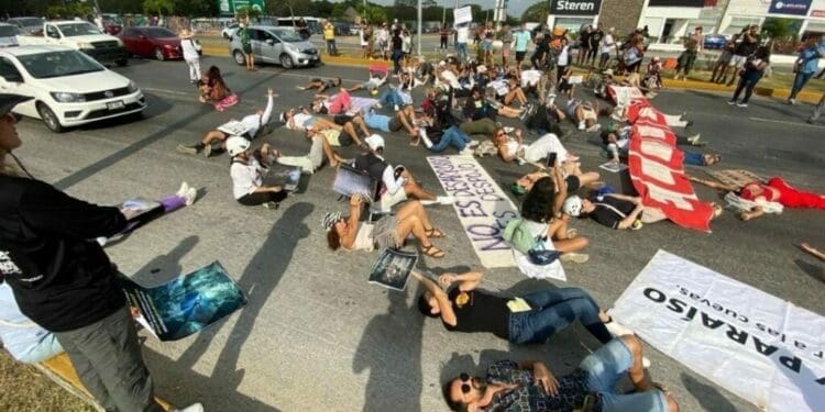 Protestan ambientalistas contra el Tren Maya en Playa del Carmen bloqueando la carretera federal 307