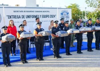 Una vez más en Solidaridad dignifican a policías con uniformes nuevos
