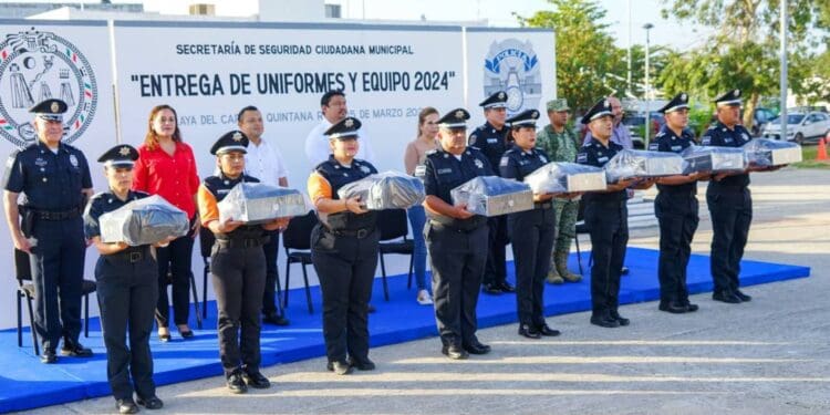 Una vez más en Solidaridad dignifican a policías con uniformes nuevos