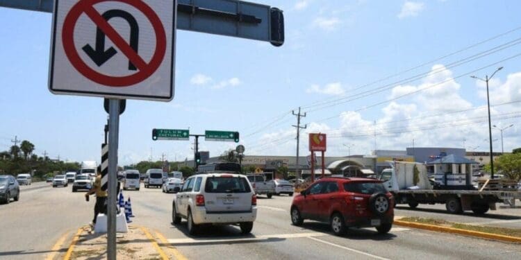 Aviso de cambios de circulación vial, en el boulevard Playa del Carmen