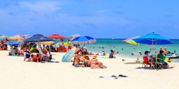 Brindan protección a turistas en zona de playas