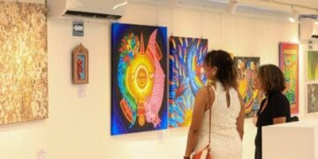 Invitan a exposición de arte “Poiitikó Koláz” en Playa del Carmen