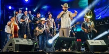 Carín León, hace vibrar a la Plaza 28 de Julio