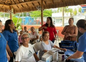 Llevan feria de servicios médicos al Club del Adulto Mayor