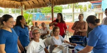 Llevan feria de servicios médicos al Club del Adulto Mayor
