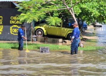 Rápida reacción de servicios públicos y bomberos ante lluvias en Solidaridad