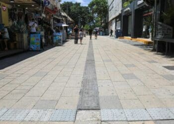 Gobierno de Solidaridad adapta piso de la 5ta Avenida para personas con discapacidad visual