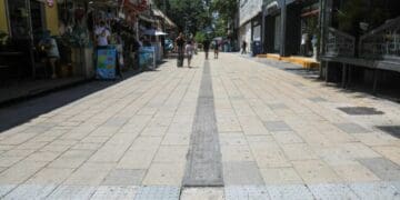 Gobierno de Solidaridad adapta piso de la 5ta Avenida para personas con discapacidad visual