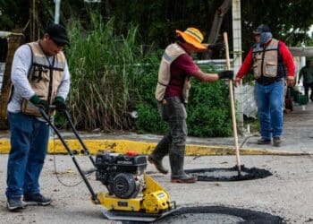 Con intensas jornadas avanzan los trabajos de bacheo en las principales calles y avenidas de Playa del Carmen