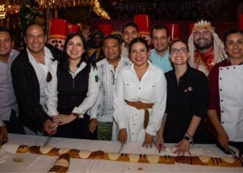 Rosca de Reyes de un kilómetro llena la Quinta Avenida de Playa del Carmen