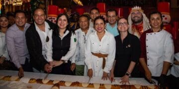 Rosca de Reyes de un kilómetro llena la Quinta Avenida de Playa del Carmen