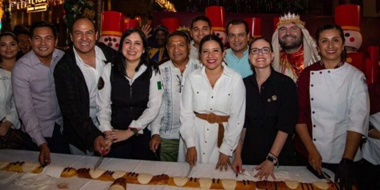 Rosca de Reyes de un kilómetro llena la Quinta Avenida de Playa del Carmen