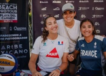 Atletas del Tour Mundial de Voleibol de Playa Elite 16 conviven con la afición de Playa del Carmen