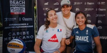Atletas del Tour Mundial de Voleibol de Playa Elite 16 conviven con la afición de Playa del Carmen