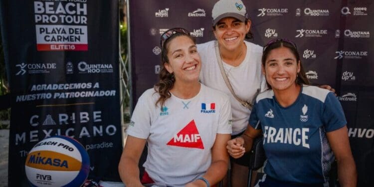 Atletas del Tour Mundial de Voleibol de Playa Elite 16 conviven con la afición de Playa del Carmen