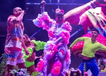 Bomba Estéreo pone a bailar a miles de personas en el “Carnaval del Pueblo” Playa del Carmen 2025