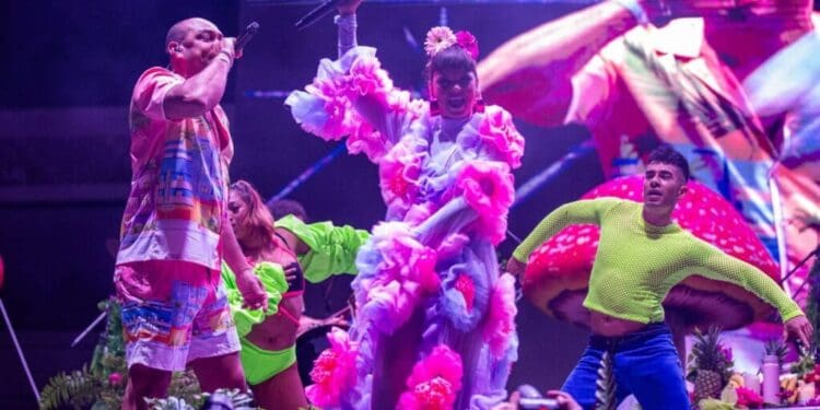 Bomba Estéreo pone a bailar a miles de personas en el “Carnaval del Pueblo” Playa del Carmen 2025