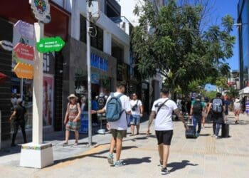 Con equipamiento urbano y vistosa señalética, Estefanía Mercado le cambia el rostro a la Quinta Avenida