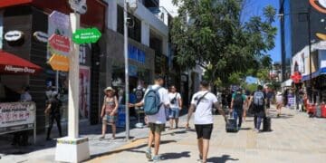 Con equipamiento urbano y vistosa señalética, Estefanía Mercado le cambia el rostro a la Quinta Avenida