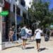 Con equipamiento urbano y vistosa señalética, Estefanía Mercado le cambia el rostro a la Quinta Avenida