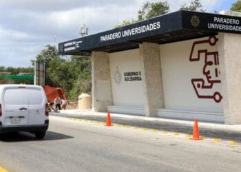 Dignifica Estefanía Mercado paraderos de transporte público de Playa del Carmen