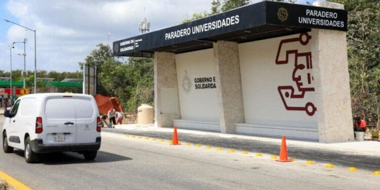 Dignifica Estefanía Mercado paraderos de transporte público de Playa del Carmen