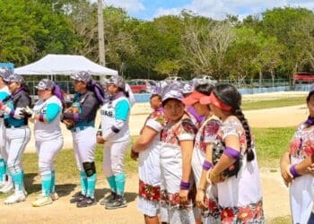En el marco del Día Internacional de la Mujer, las Sirenas de Playa del Carmen vencen a las Diablillas de Hondzonot, en vibrante partido de softball