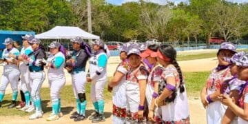 En el marco del Día Internacional de la Mujer, las Sirenas de Playa del Carmen vencen a las Diablillas de Hondzonot, en vibrante partido de softball