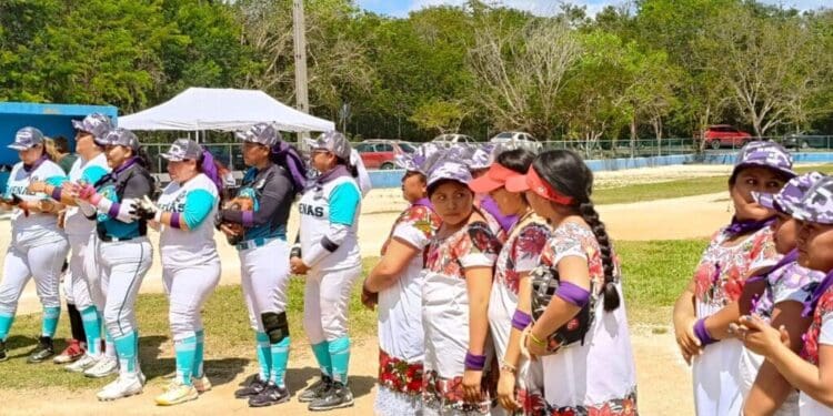 En el marco del Día Internacional de la Mujer, las Sirenas de Playa del Carmen vencen a las Diablillas de Hondzonot, en vibrante partido de softball