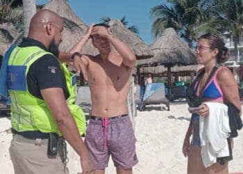 Elementos de Protección Civil de Playa del Carmen rescatan a turistas arrastrados por el viento y el oleaje al practicar pádel surf