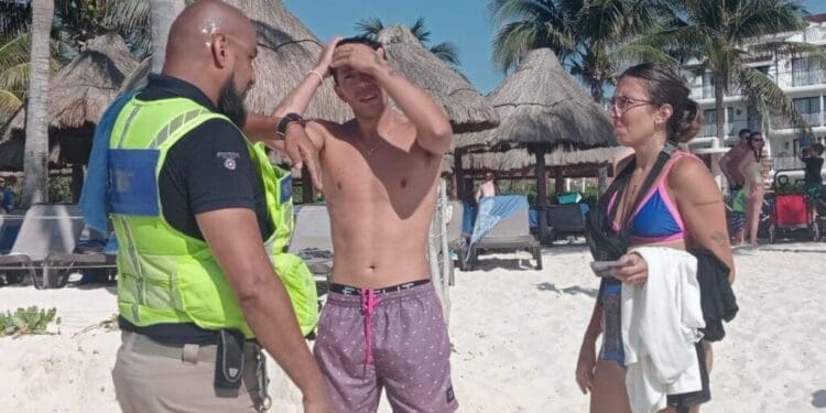 Elementos de Protección Civil de Playa del Carmen rescatan a turistas arrastrados por el viento y el oleaje al practicar pádel surf