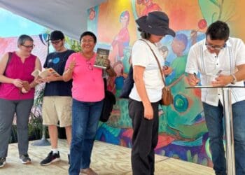La FILyC de Playa del Carmen conquista a locales y turistas en la Plaza 28 de Julio