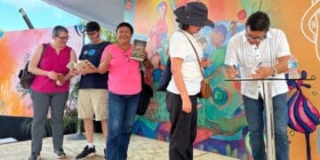 La FILyC de Playa del Carmen conquista a locales y turistas en la Plaza 28 de Julio