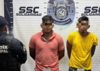 Policías de Playa del Carmen detienen a dos sujetos con 97 dosis de narcóticos