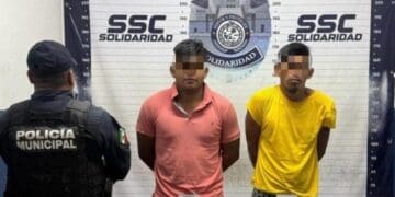 Policías de Playa del Carmen detienen a dos sujetos con 97 dosis de narcóticos